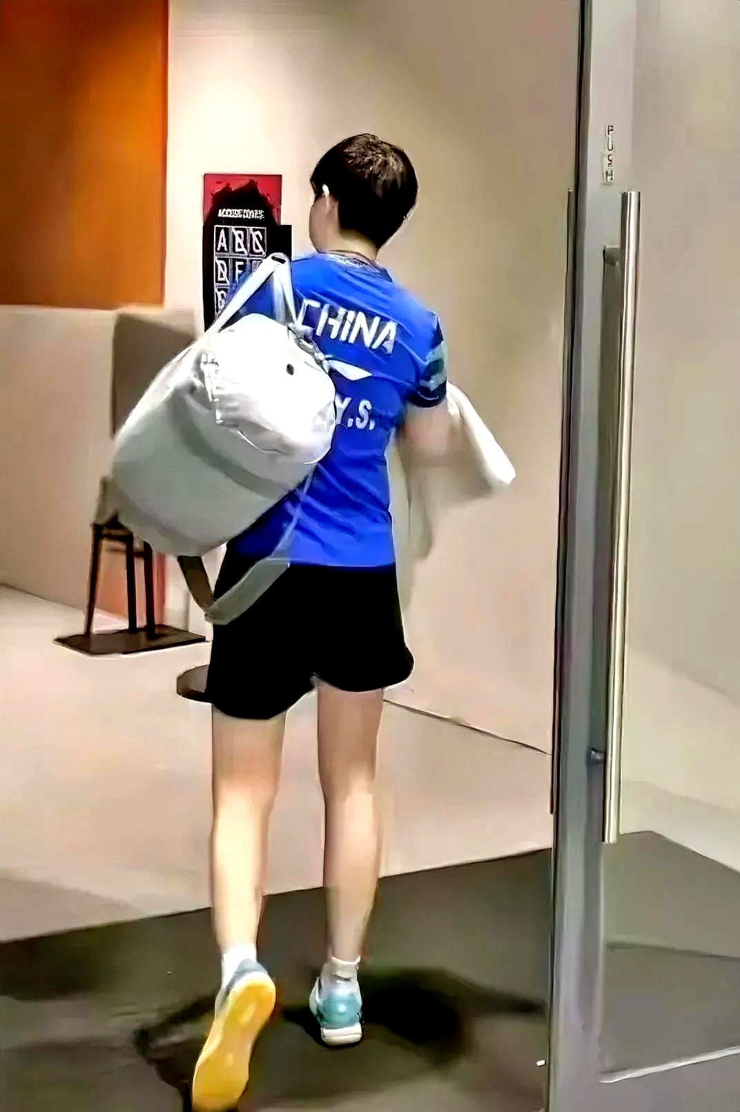 海港技术犯规送分，孙颖莎主帅怒摔战术板！